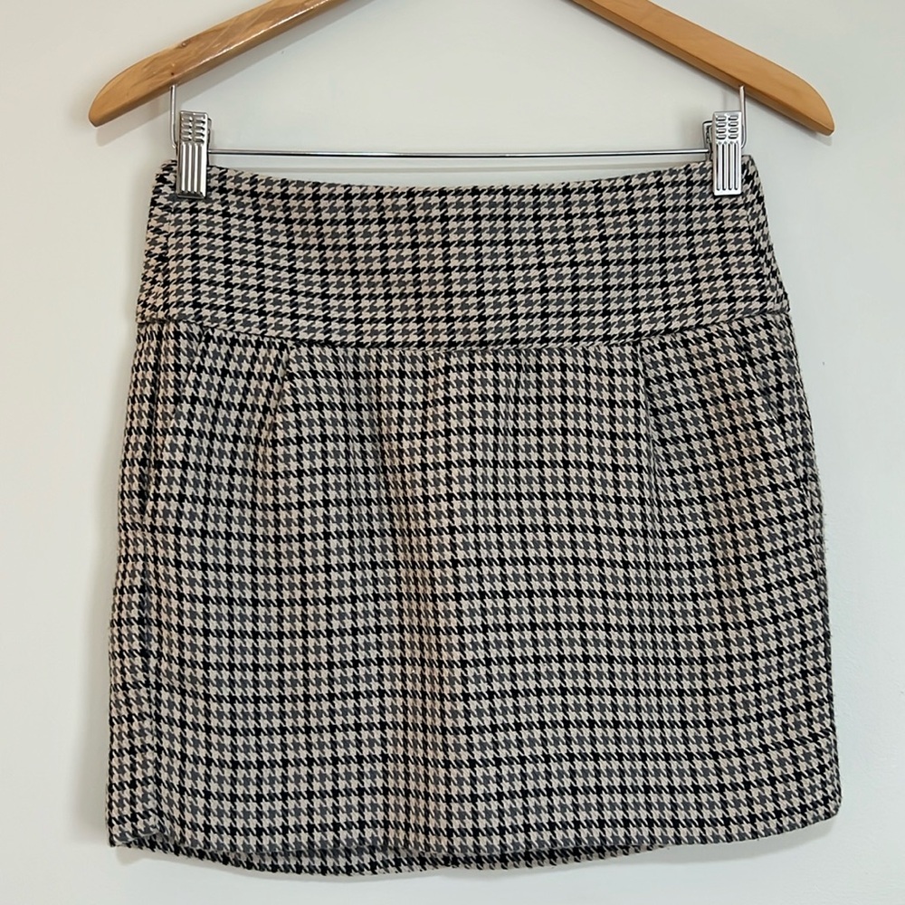 Banana Republic black and gray houndstooth mini skirt.